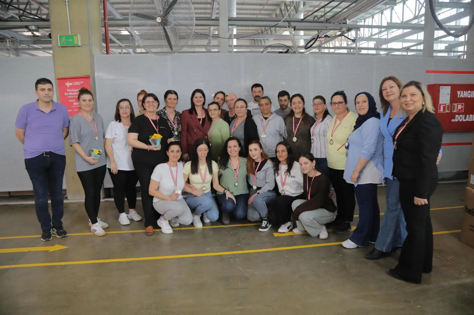 BAŞKAN GENCAN’A SEVGİ SELİ: FABRİKALARDA KADIN DAYANIŞMASI galeri görseli